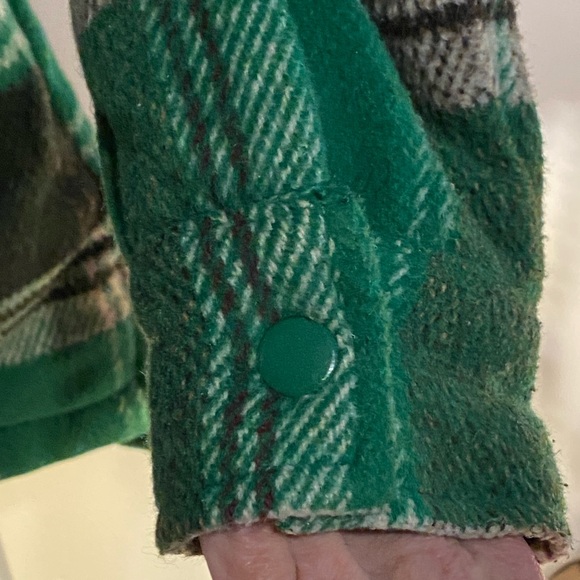 UO like new oversized green plaid flannel jacket w/hot pink quilted lining,Small - Picture 6 of 13